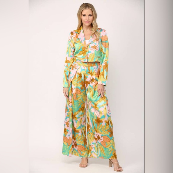 NWT Boutique Viviana Tropical Crop Blazer & Pants...
